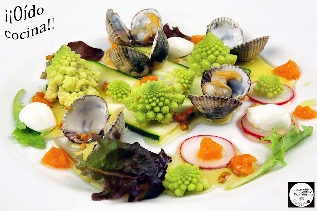 Ensalada con verduras, berberechos al cava y mandarina