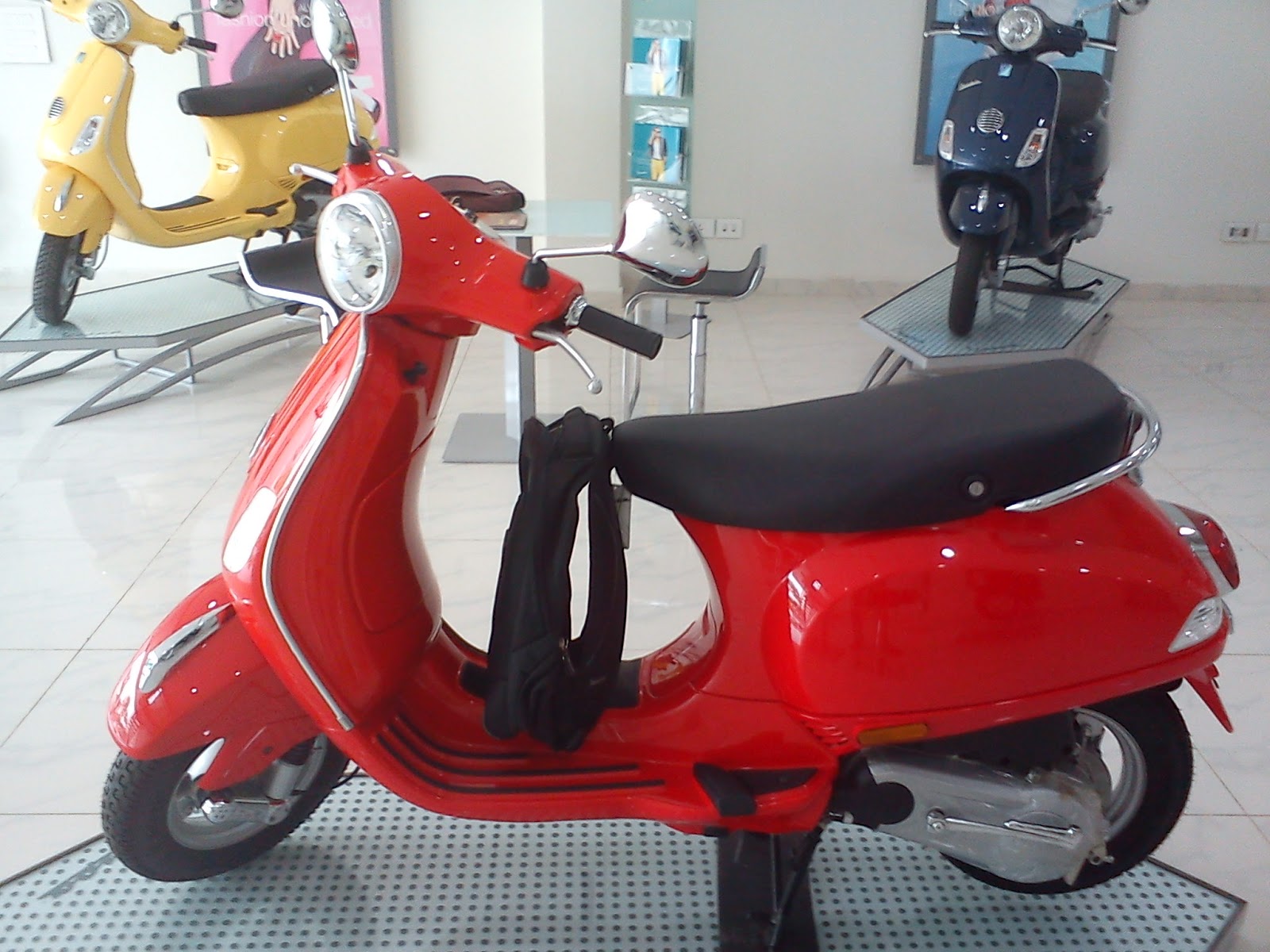 CARS AND MOTORCYCLES: Vespa LX125: Review, Specification and Price