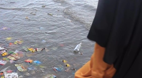 Luntang-Lantung Sampah Plastik Tak Berujung