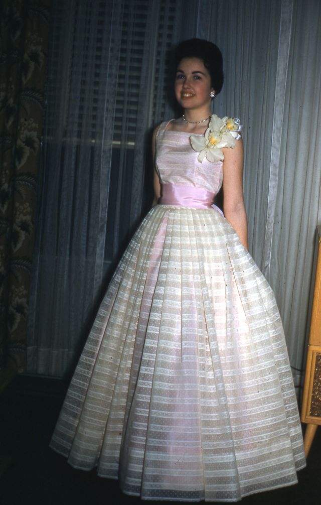 40 Cool Snaps That Show the ’50s Formal Dresses of Young Women ...