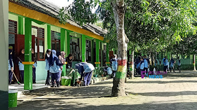 Peringati Hari Peduli Sampah, Siswa SMP N 40 Adakan Kerja Bakti Bersama