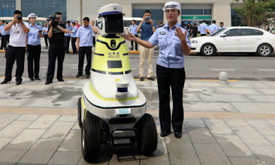 الصين تسبق الجميع وتطلق شرطي مرور عبارة عن روبوت