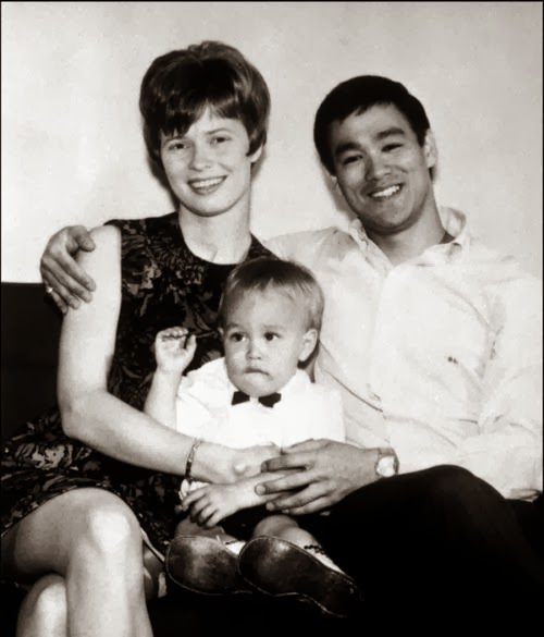 Bruce Lee, la leyenda que unió a dos mundos - bruce-lee-family-L-kRpvN6