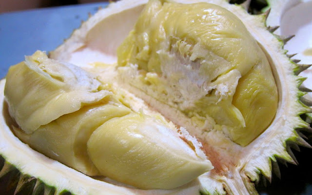 Bukan Untuk Ditiru! Viral Cara Belah Durian dengan Cara Tak Wajar