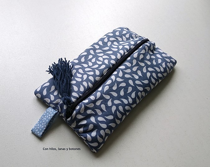 Con hilos, lanas y botones: Estuche azul forrado y con cremallera