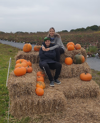Nós na fazenda de Picking Pumpkins no Halloween
