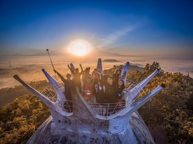 Spot Wisata Sunrise Terbaik Di Magelang -  Sunrise di Gereja Ayam Bukit Rhema
