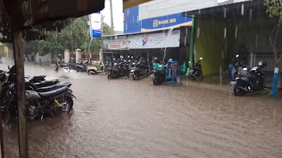 Air Hujan Meluap, Menggenangi Badan Jalan Di Wilayah Besuki