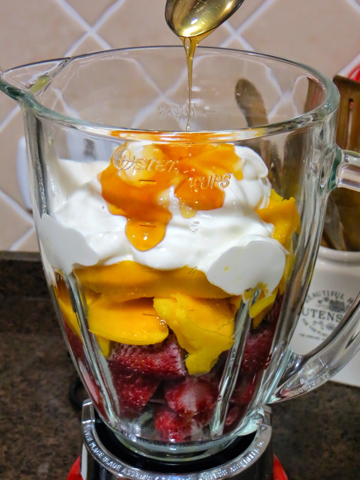 recet-voros-smoothie-de-mango-y-fresas