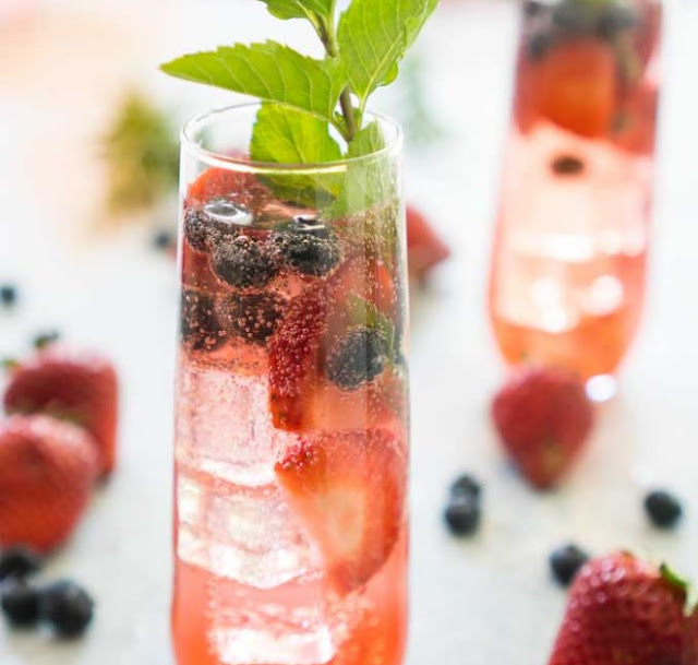 Rosé Summer Sangria with Berries #summer #cocktails