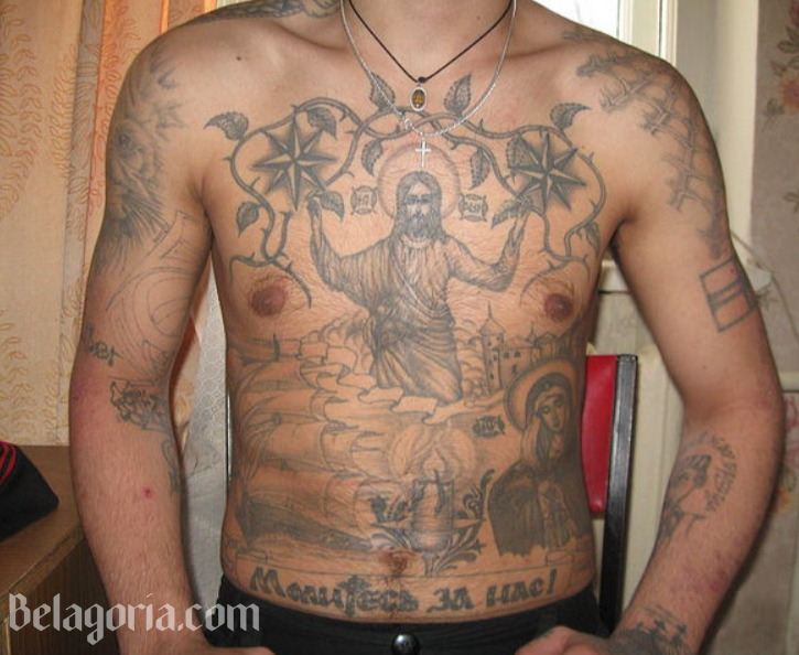 Un mafioso ruso con tatuajes de prisiones rusas