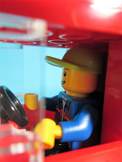 MOC LEGO Camião vermelho de distribuição