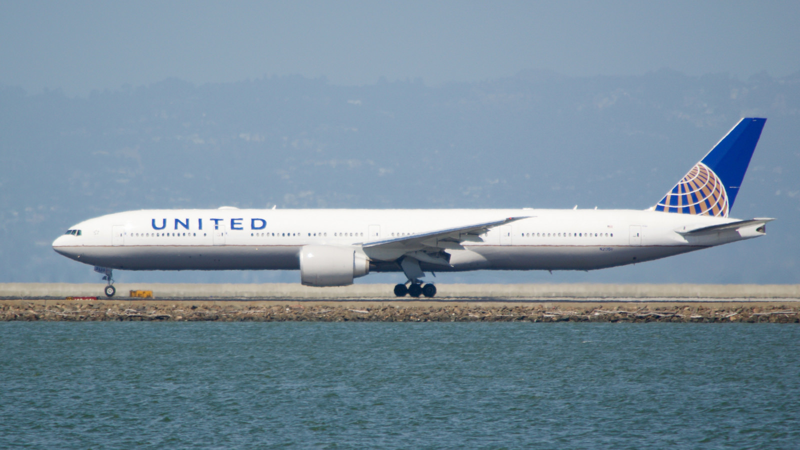 Get The Best Of Airfares At United Airlines Customer Service Desk