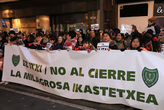 Protesta de familias y trabajadores de La Milagrosa ante el Gobierno Vasco
