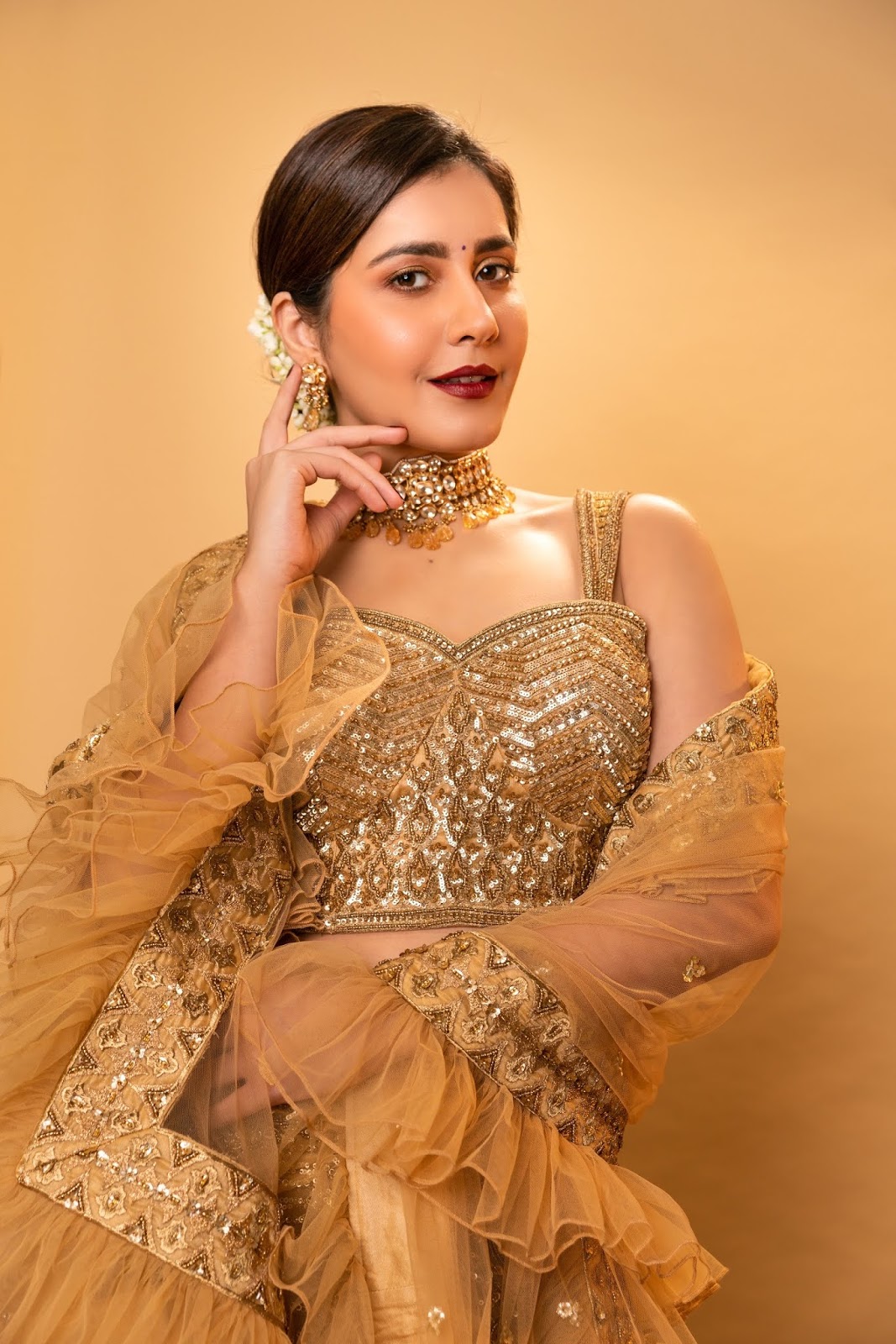 Raashi Khanna in Golden Lehenga Pics HD Wallpaper | PicsHitz