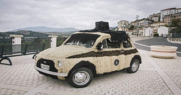 سيارة فيات 500 مغطاة بـ90 كلغ من شعر النساء تدخل موسوعة غينيس