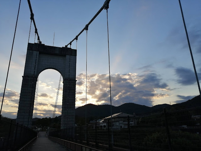 夕方　風の吊り橋