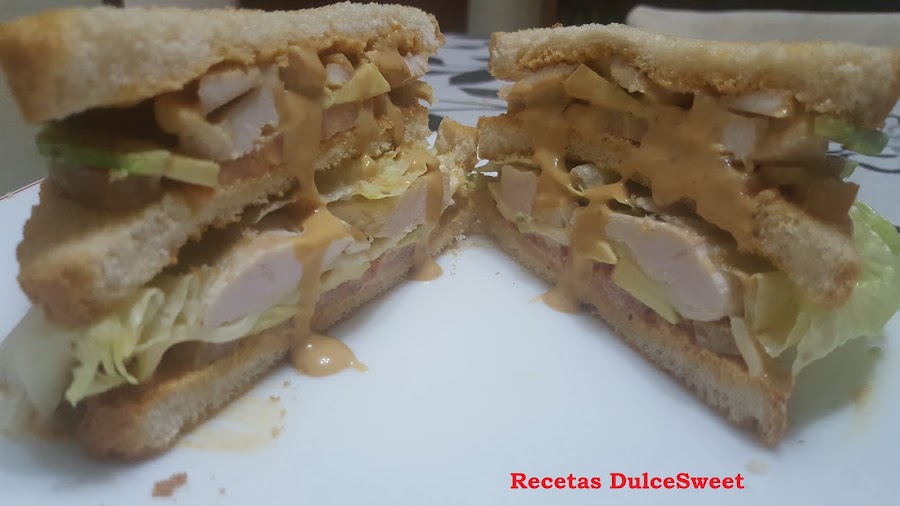 Sándwich de pollo con aguacate