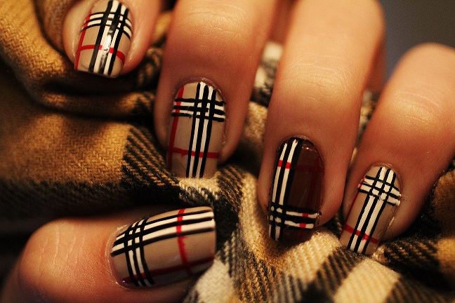 7. Summer Gradient Nails with a Burberry Twist - wide 8