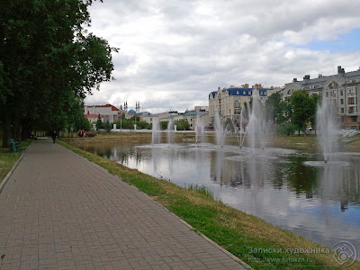 Казанский парк Черное озеро, аллея со скамейками вдоль озера