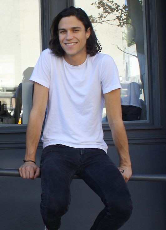 Rekomendasi model rambut gondrong cowok Terkeren 2023 - Sakmadyone.com