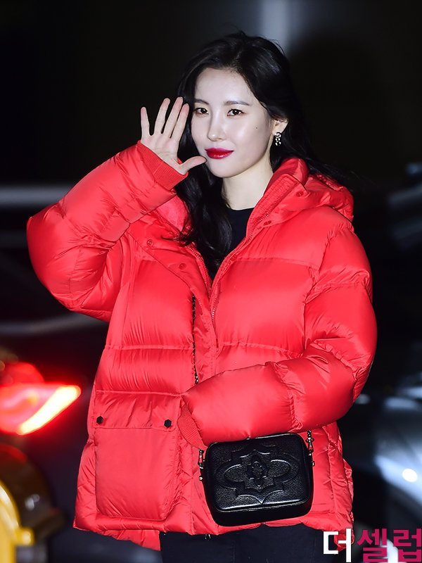 Netizen Buzz Sunmi Coordinates Her Lip Color With Her Jacket At The Airport Sunmi (선미) wore black sling bag at incheon airport off to germany it is the mcm patricia studded outline leather shoulder bag. netizen buzz sunmi coordinates her lip