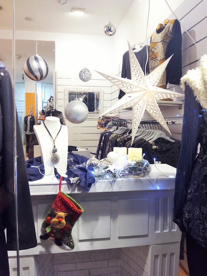 escaparates navideños chimenea, luz de navidad estrella y bolas