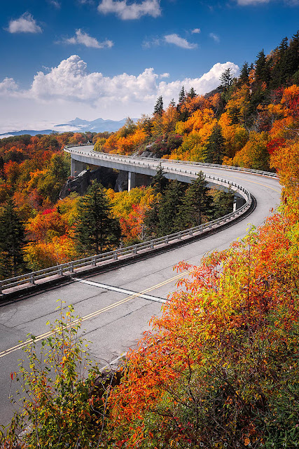 viaducto de Linn Cove con follaje de otoño alrededor