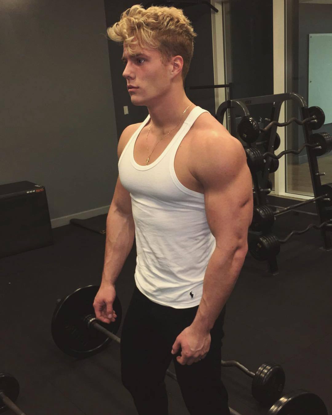 sexy-blond-gym-guys-huge-biceps-stud