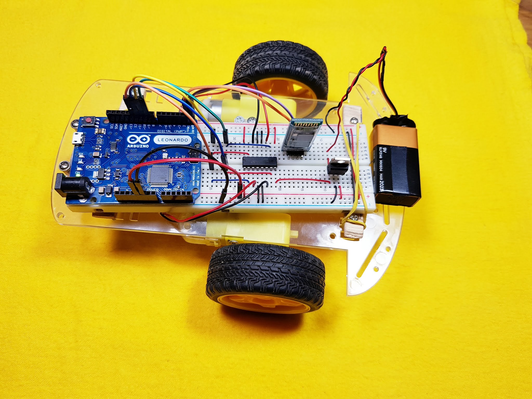 Carrito control remoto con Arduino / Bluetooth / Android, circuito en Protoboard y en Baquelita.