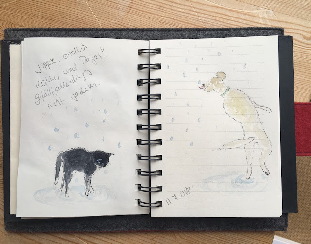 Ein Hund spielt vergnügt im Regen. Die Katze reagiert genervt auf das nasse Wetter Zwei Skizzen.