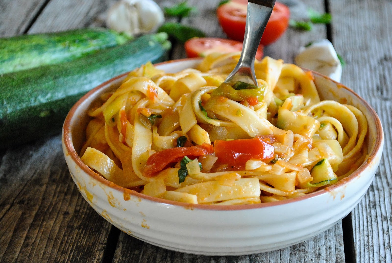 Tagliatelle pasta with tomatoes and zucchini |VeganSandra