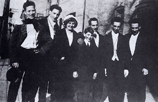 Fotografía de la familia Marx al completo en Nueva York en 1915. De izquierda a derecha: Groucho (con 25 años en la foto), Gummo (23 años), Minnie (madre, 50 años), Zeppo (14 años), Frenchy (padre, 56 años), Chico (28 años) y Harpo (27 años).