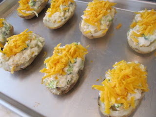 Broccoli and Cheese Twice Baked Potatoes are packed full of flavor with sour cream, ranch dressing, garlic powder and broccoli. Life-in-the-Lofthouse.com