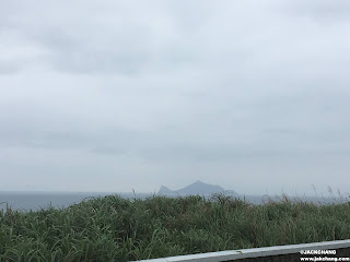 三貂角燈塔-台灣最東邊的燈塔看向遠方的龜山島