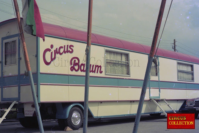 belle roulotte qui abrite les bureaux du cirque 