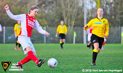 Marijke van den Berg van RCL krijgt diep in de tweede helft tegen Reiger Boys een mogelijkheid.