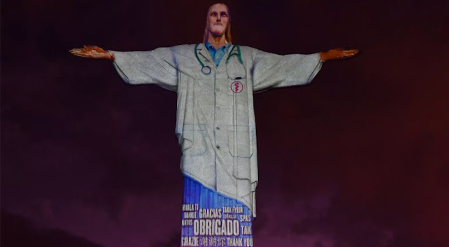 Cristo Redentor 'veste' jaleco em homenagem a médicos durante pandemia do coronavírus