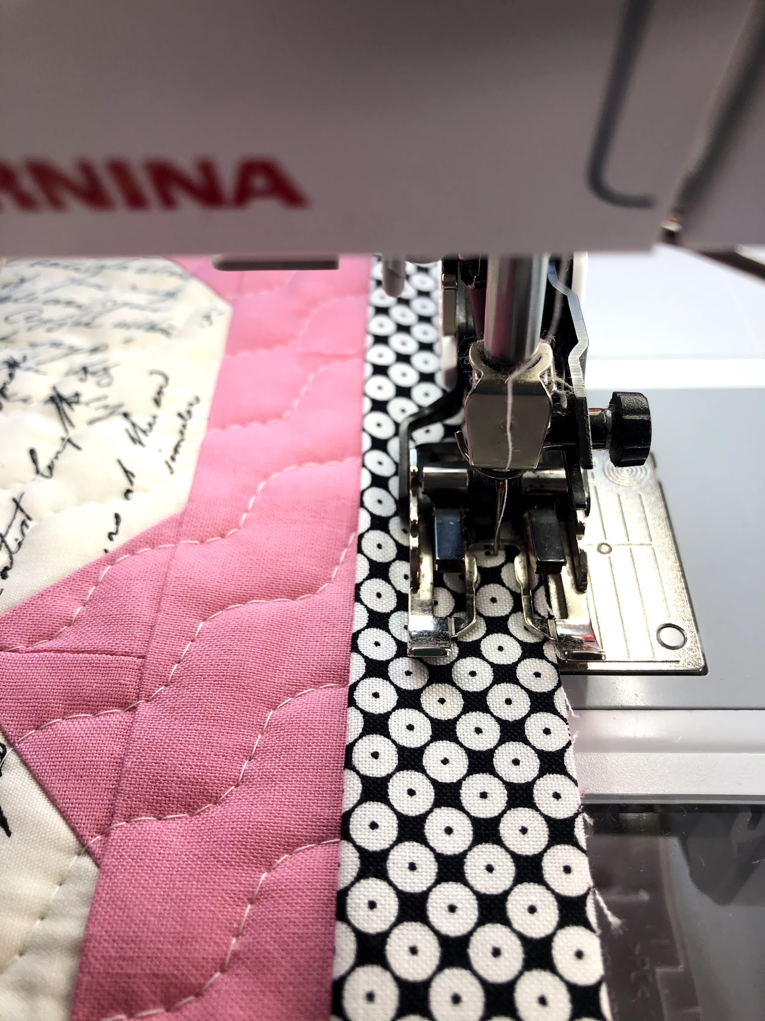 Miss Andrea Quilts Tutorial Pillow with Lapped Zipper Closure and Machine Binding