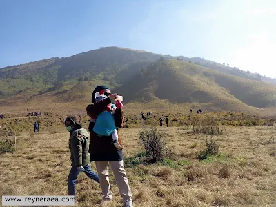 bukit teletubbies bromo bersama bayi dan anak