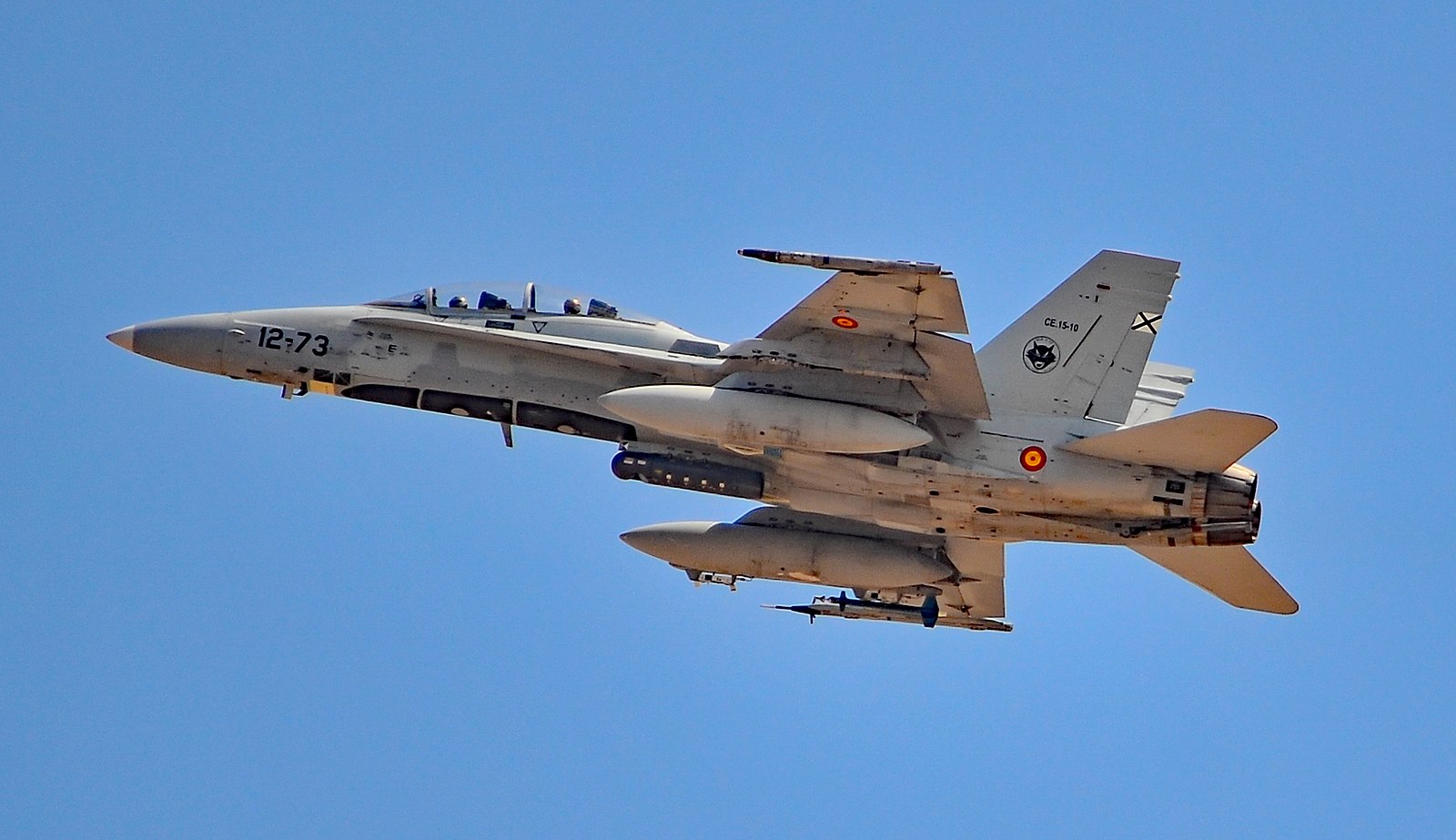 1600px-Spain_-_Air_Force_McDonnell_Douglas_EF-18B_Hornet_CE.15-10_%252828938819550%2529.jpg