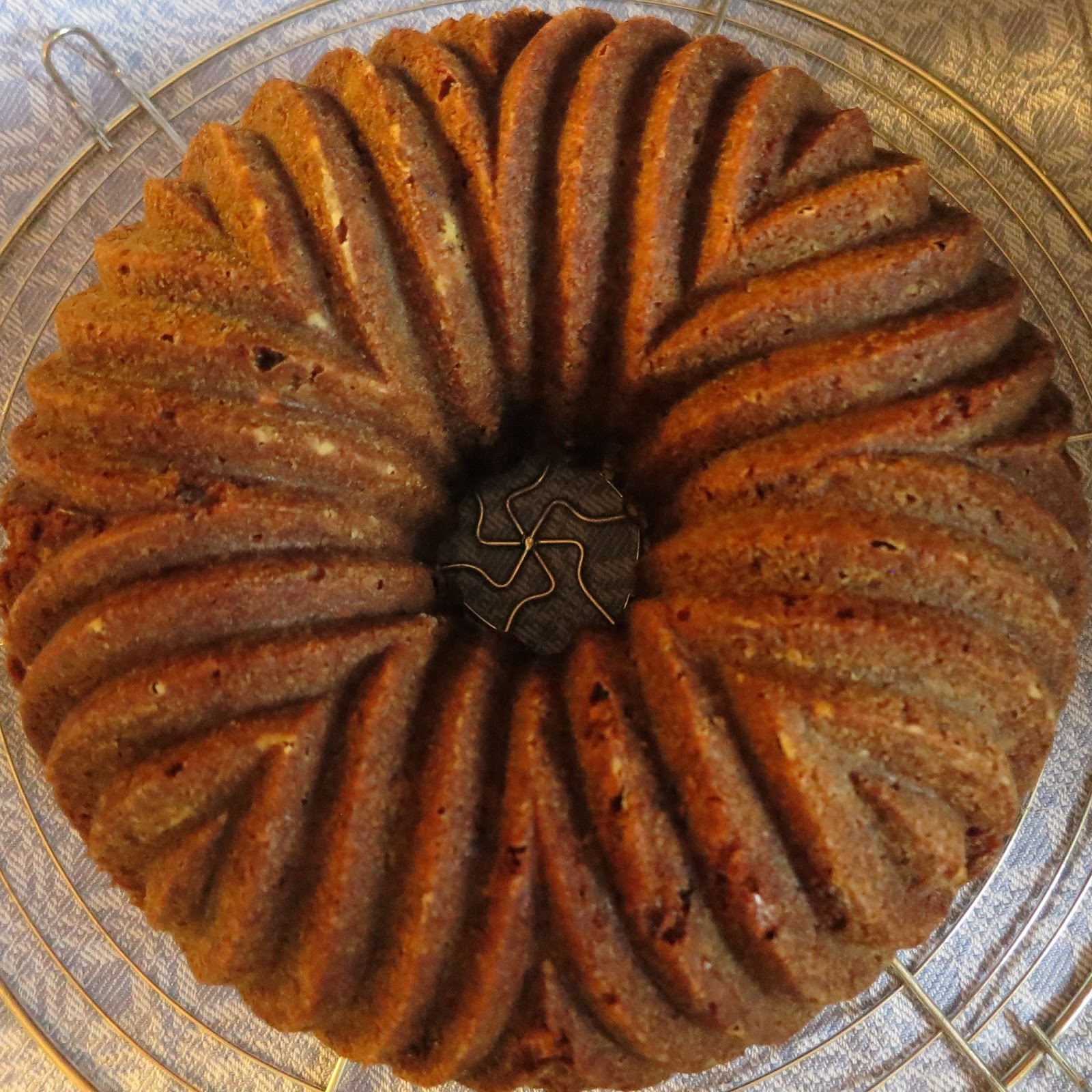 Fliederbaum: herbstlicher Marmorguglhupf mit Kürbiskernöl und Kürbiskernen