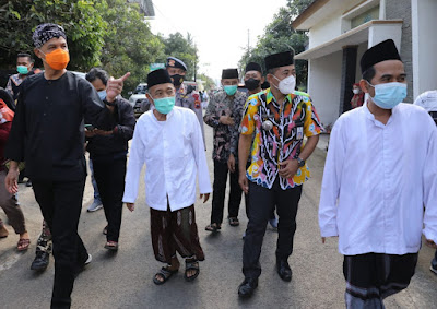 Rindu Ganjar Pada Kyai Syu’ada Cilacap, Sudah Dua Tahun Tak Bertemu Rindu Ganjar Pada Kyai Syu’ada Cilacap, Sudah Dua Tahun Tak Bertemu