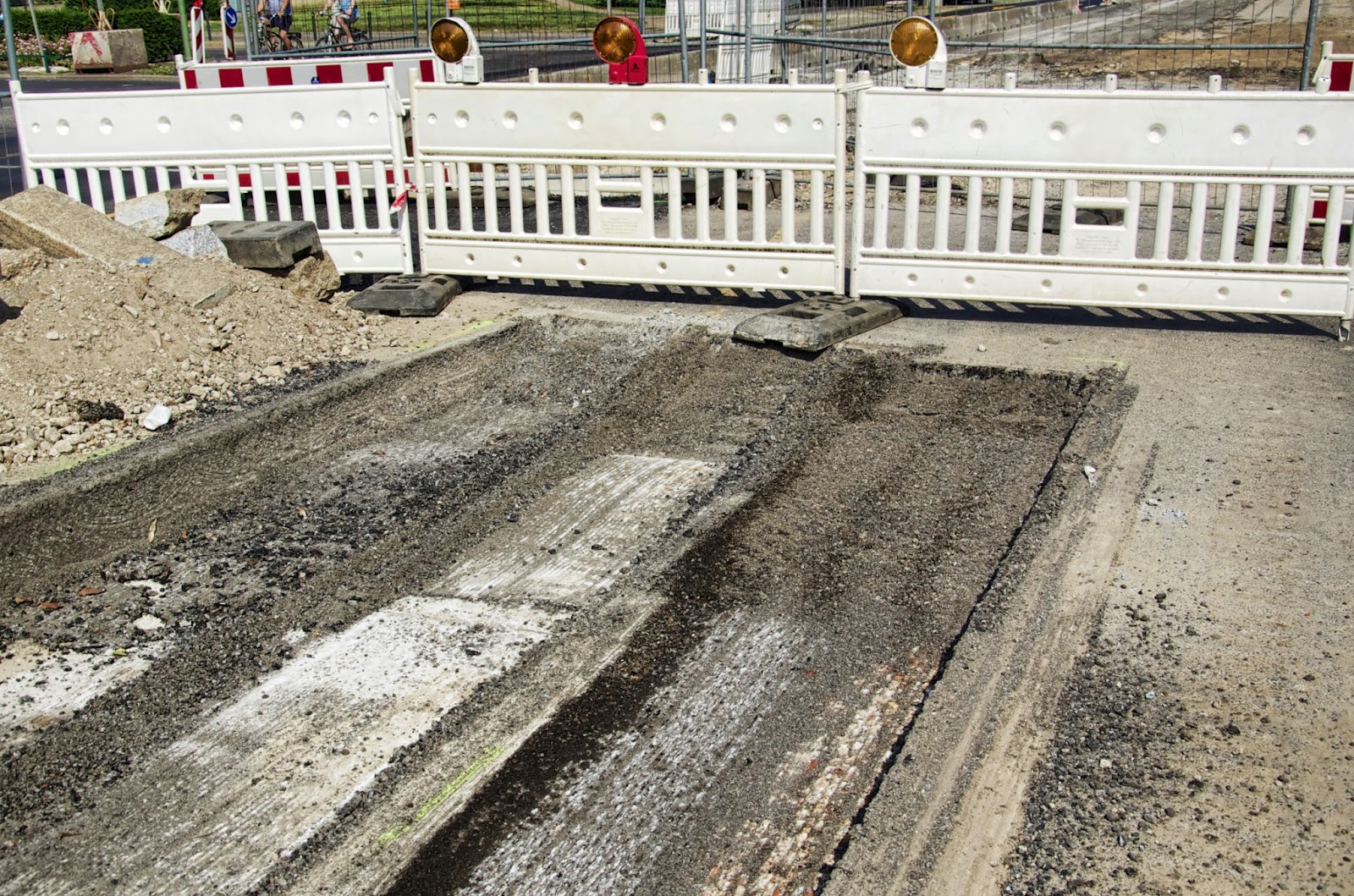 Berliner Baustellen 0045, Baustelle KarlMarxAllee 68, Asphaltfräse Arbeiten, 10243 Berlin