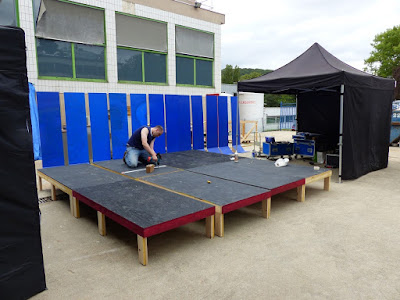 Fabrication de praticables de scène en bois Scène, fabrication de scène, diy, fabrication de praticable, wood stage, scéne en bois, stand out, Agora citoyenne - Forum des associations du 10eme - 10 septembre 2017, Forum associations et vie locale – Paris 10- Signalétique, Forum des associations, paris 10, mairie du 10eme, ismail et julien, ismail konate, julien kozlowski, conception, design, scène, citoyenneté, menuiserie, agence donner des ailes, dda, agence dda, juko access, juko concept, event design, designer d’événement, bureau d’étude et de conception, conception 3D, , scénographie, makeover, space makeover, muséographie, expographie, aménagement, bois, menuiserie, art, art contemporain, scene asd sx 290, dxr 12, dxs 15.