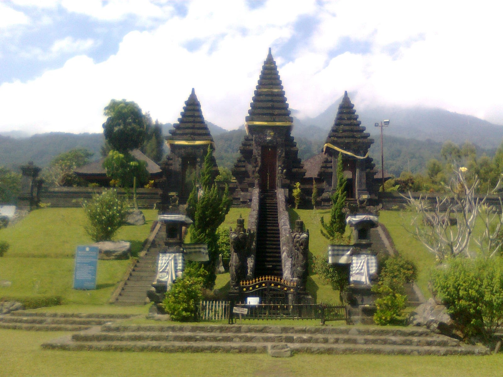 Kodokodok Pura Parahyangan dan Curug Nangka