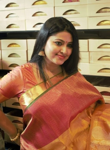 Sneha Tamil Actress Chubby Photo Gallery in Red Saree 11