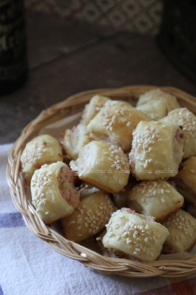 Rustici di pasta sfoglia con ricotta e prosciutto cotto