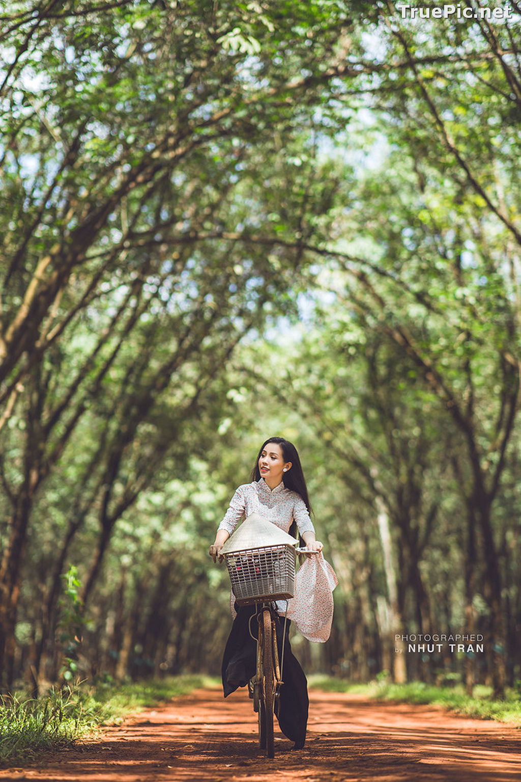 Image The Beauty of Vietnamese Girls with Traditional Dress (Ao Dai) #5 - TruePic.net - Picture-57