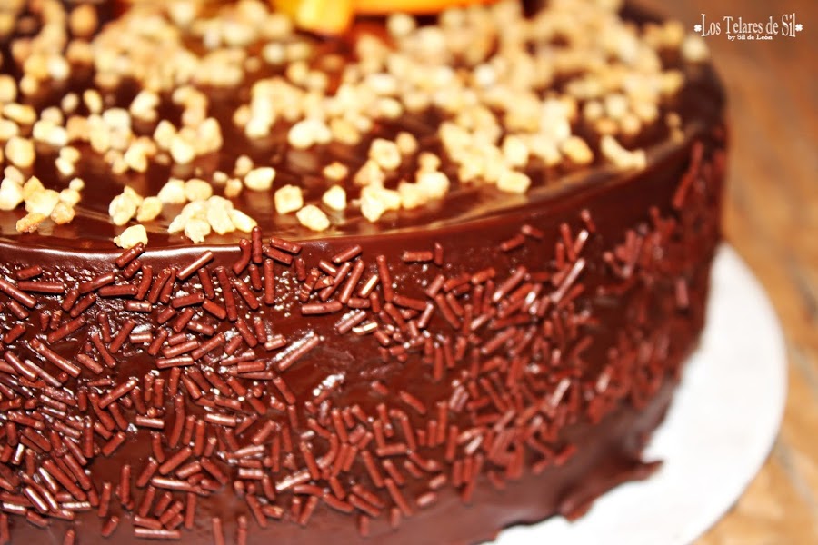 PASTEL DE CUMPLEAÑOS DE BIZCOCHO DE NARANJA Y CHOCOLATE NEGRO